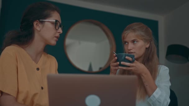 Deux filles se rencontrent dans un café. réunion d'affaires de deux femmes dans un café. gros plan. — Video