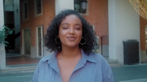 Πορτρέτο μιας όμορφης, μοντέρνας Αφρο-Αμερικανίδας στο δρόμο. — Αρχείο Βίντεο