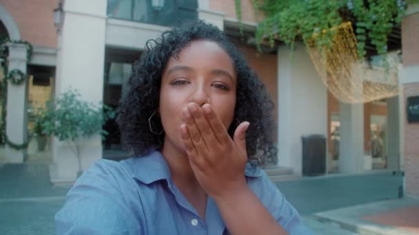 Красивая, модная афроамериканка, делающая селфи на улице — стоковое видео