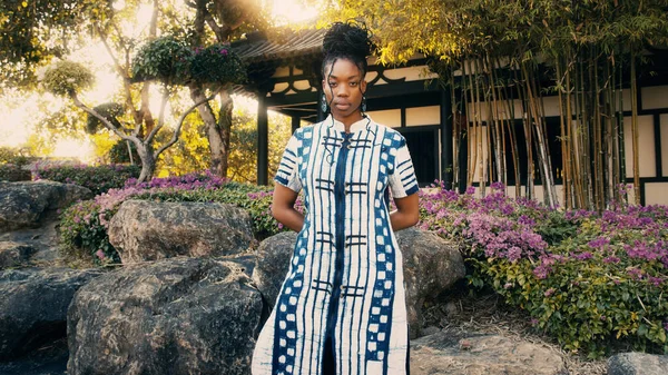 뒤에 있는 중국 건축에 의해 아름다운 아프리카 계 미국인 여성의 패션 초상화 로열티 프리 스톡 사진