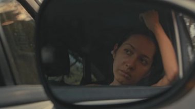 Yolda Araba Sorunları Olan Kadın