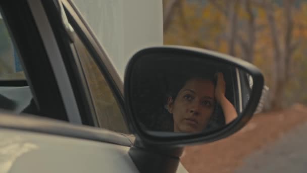 Kobieta ma problemy z samochodem na drodze — Wideo stockowe