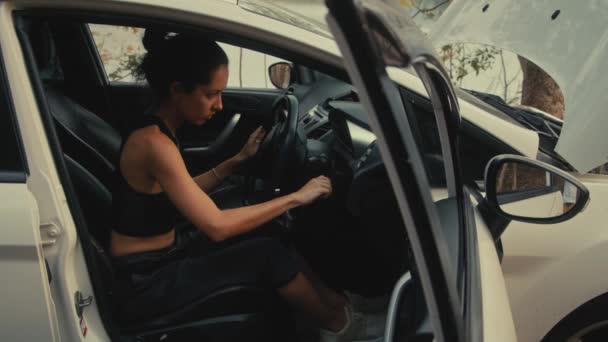 Mulher tendo problemas de carro na estrada — Vídeo de Stock