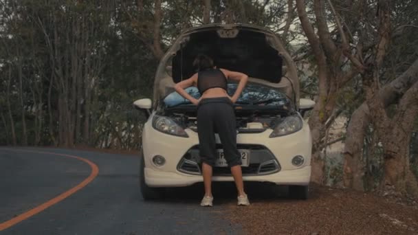 Mulher tendo problemas de carro na estrada — Vídeo de Stock