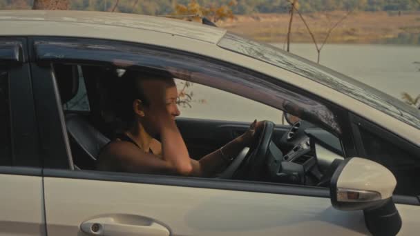 रस्त्यावर कार समस्या असलेली स्त्री — स्टॉक व्हिडिओ