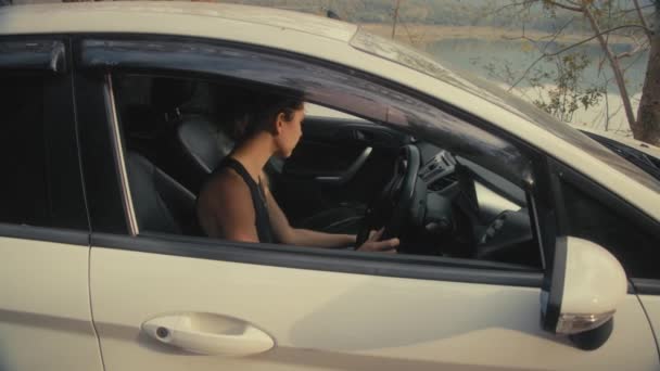 Женщина, имеющая проблемы с машиной на дороге — стоковое видео