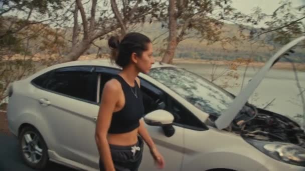 Žena, která má problémy s autem na silnici — Stock video
