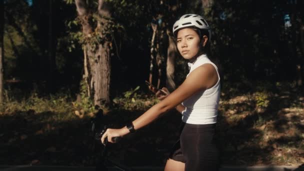 Тренінги для дівчат-велосипедистів. Велосипедистка в шоломі на велосипеді — стокове відео