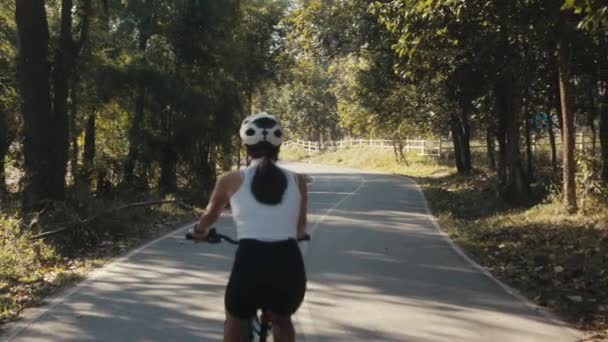 Treinamento de menina ciclista. ciclista mulher no capacete na bicicleta — Vídeo de Stock