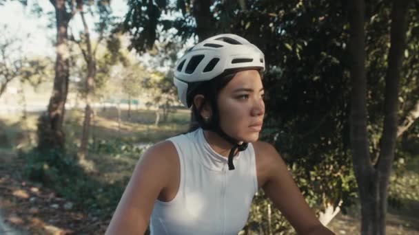 Ciclista chica de entrenamiento. Mujer ciclista en casco en bicicleta — Vídeos de Stock