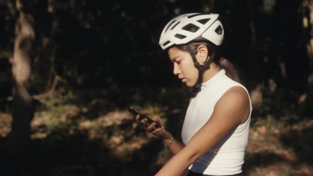 Treinamento de menina ciclista. ciclista mulher no capacete na bicicleta — Vídeo de Stock