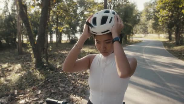 Träning av cyklister. Cyklist kvinna i hjälm på cykel — Stockvideo