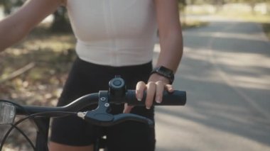 Bisikletçi kız eğitimi. Bisikletli Kadın Bisikletli