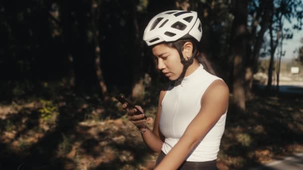Treinamento de menina ciclista. ciclista mulher no capacete na bicicleta — Vídeo de Stock