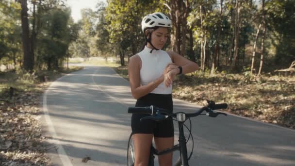 サイクリストの女の子のトレーニング。自転車のヘルメットのサイクリスト女性 — ストック動画