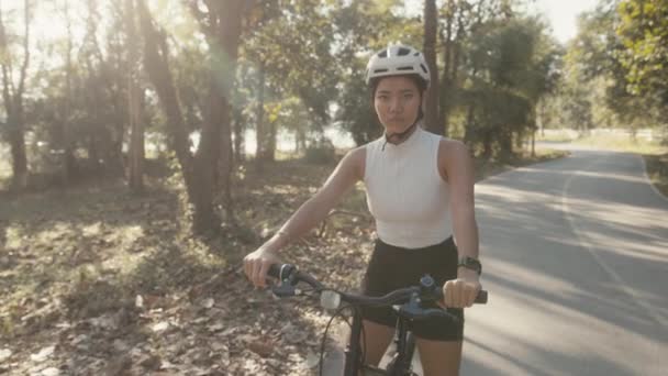 Ciclista chica de entrenamiento. Mujer ciclista en casco en bicicleta — Vídeo de stock