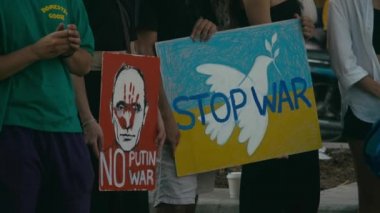 Chiang Mai, Tayland. 27 Şubat 2022. İnsanlar Ukrayna 'daki savaşı protesto etmek için toplandı