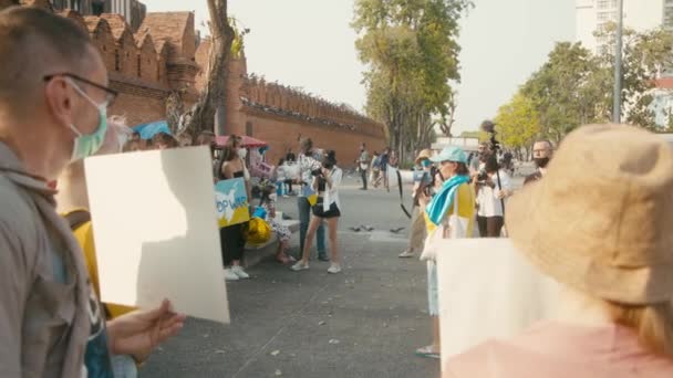 Τσιάνγκ Μάι, Ταϊλάνδη. 27 Φεβρουαρίου 2022. Οι άνθρωποι συγκεντρώνονται για να διαμαρτυρηθούν ενάντια στον πόλεμο στην Ουκρανία — Δωρεάν Βίντεο