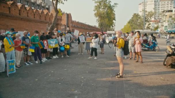 Chiang Mai, Thailand. 27 Februari 2022. Orang berkumpul untuk memprotes perang di Ukraina — Video Stok Gratis
