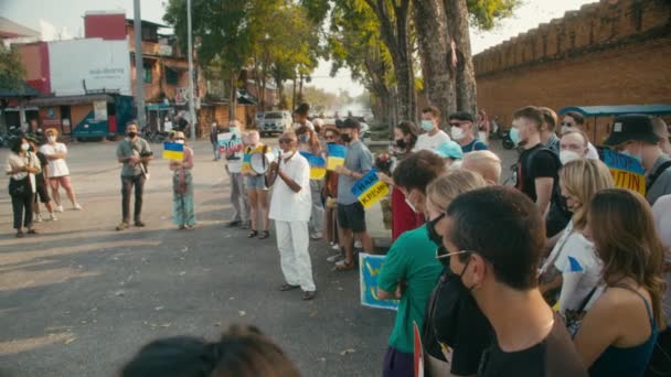 Chiang Mai, Tailândia. 27 de fevereiro de 2022. As pessoas se reúnem para protestar contra a guerra na Ucrânia — Vídeo de Stock Grátis