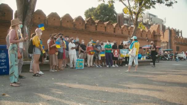 Chiang Mai, Thaïlande. 27 février 2022. Des gens se rassemblent pour protester contre la guerre en Ukraine — Vidéo gratuite