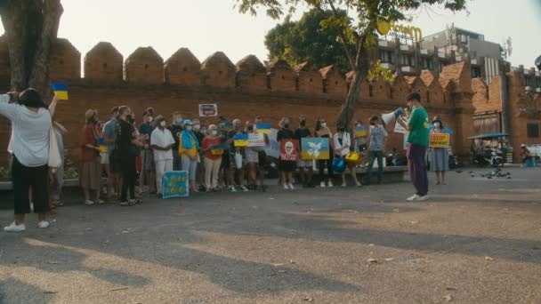 Chiang Mai, Tailândia. 27 de fevereiro de 2022. As pessoas se reúnem para protestar contra a guerra na Ucrânia — Vídeos gratuitos