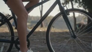 Bisikletçi kız eğitimi. Bisikletli Kadın Bisikletli