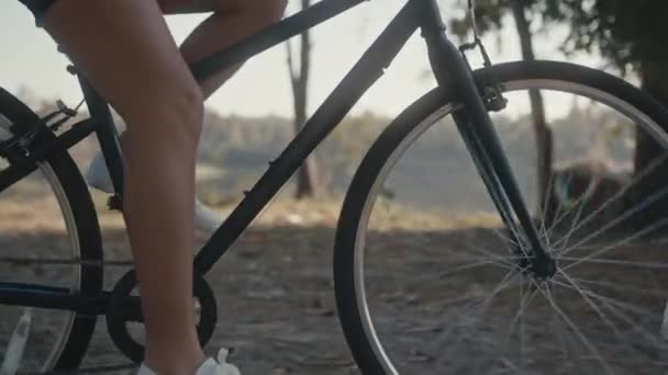 Trénink cyklistky. Cyklistka žena v helmě na kole — Stock video