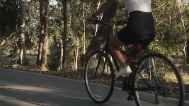 Entraînement de cycliste fille. Femme cycliste en casque sur vélo — Video