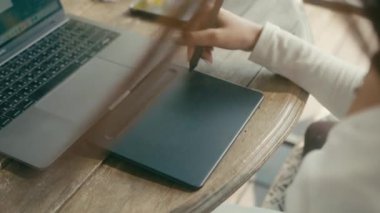 kadın tasarımcı grafik tablet üzerinde çizer