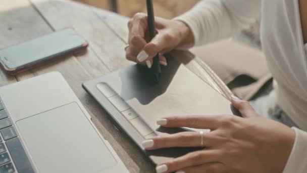 Femme designer dessine sur une tablette graphique — Video