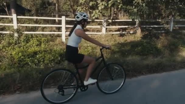 Ciclista chica de entrenamiento. Mujer ciclista en casco en bicicleta — Vídeo de stock