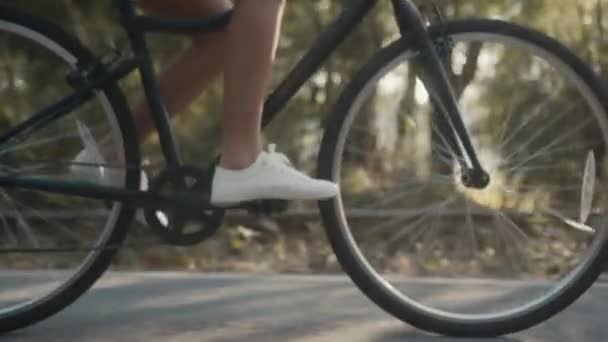 Trénink cyklistky. Cyklistka žena v helmě na kole — Stock video