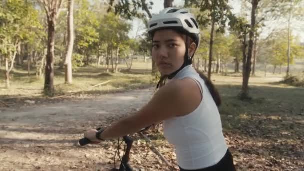 Εκπαίδευση ποδηλάτισσας. Ποδηλάτης Γυναίκα στο Κράνος με ποδήλατο — Αρχείο Βίντεο