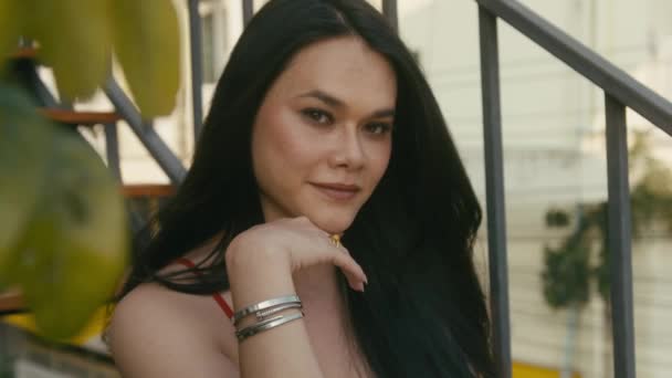 Eine schöne Transfrau blickt in die Kamera — Stockvideo