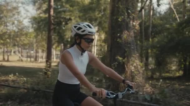 Trénink cyklistky. Cyklistka žena v helmě na kole — Stock video