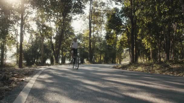 Ciclista chica de entrenamiento. Mujer ciclista en casco en bicicleta — Vídeo de stock