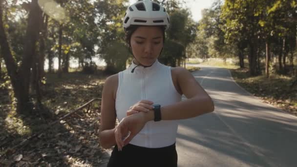 Ciclista chica de entrenamiento. Mujer ciclista en casco en bicicleta — Vídeo de stock