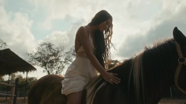 Ung kvinna rider en häst — Stockvideo