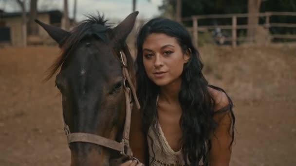 Μια νεαρή γυναίκα καβαλάει ένα άλογο. — Αρχείο Βίντεο