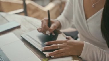 kadın tasarımcı grafik tablet üzerinde çizer