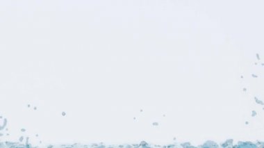 Su beyaz perdeyi dolduruyor. mavi su yüzeyi 