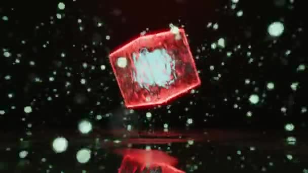3dlLooped animatie van rood glas kubus draaien met gloeiende deeltjes op zwarte achtergrond — Stockvideo
