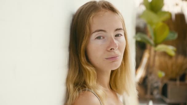 Módní portrét roztomilé mladé ženy s vitiligo pigmentace pózování přes bílou stěnu se surfy, při pohledu do kamery — Stock video