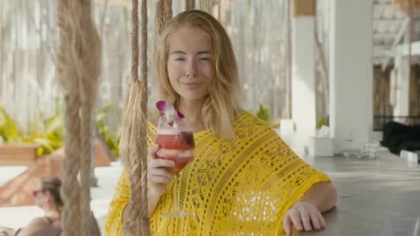 Portret van mooie vrouw op vakantie genieten van fruit-shake — Stockvideo