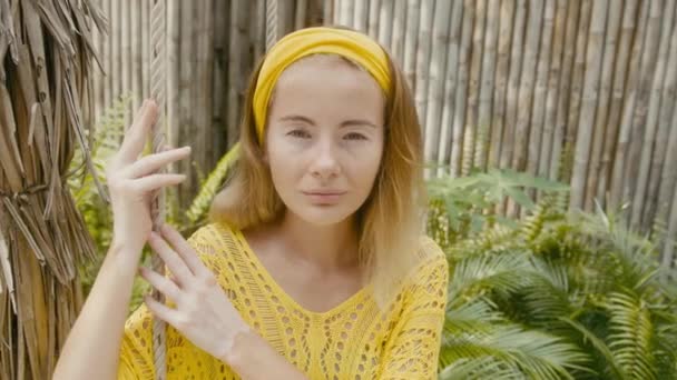 Módní portrét roztomilé mladé ženy s vitiligo pigmentace houpání na houpačce a při pohledu do kamery — Stock video