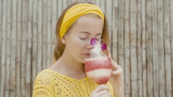 Portrét krásné ženy na dovolené vychutnat ovocný koktejl — Stock video