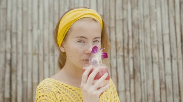 Portrét Krásné Ženy Žlutém Dovolené Pije Šťavnatý Koktejl Letním Dni — Stock video