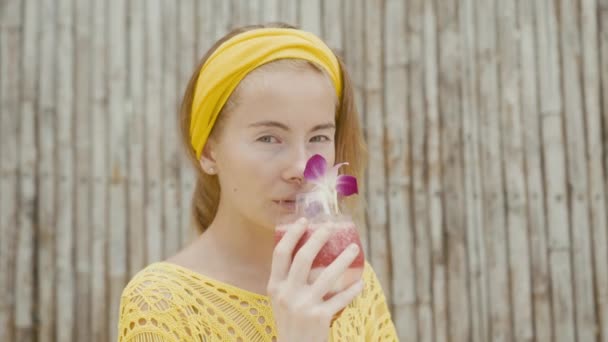 Retrato Mujer Hermosa Amarillo Las Bebidas Vacaciones Cóctel Jugoso Día — Vídeo de stock