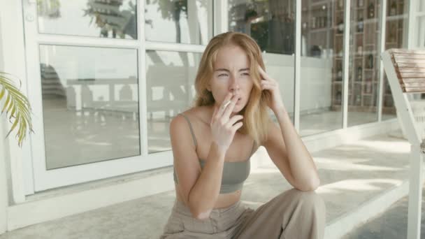 Mulher Muito Jovem Com Pigmentação Vitiligo Senta Nas Escadas Fuma — Vídeo de Stock